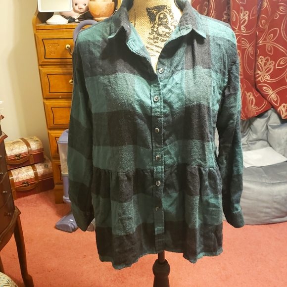 American Eagle Outfitters Tops - AE green peplum flannel